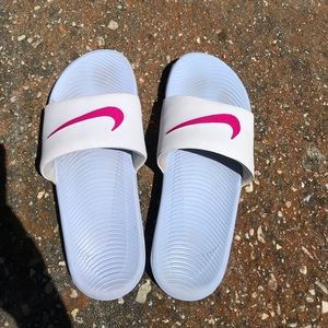 WOMEN’S NIKE SLIDES
